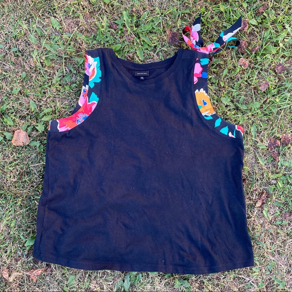 BLACK FLORAL TANK TOP T-SHIRT.